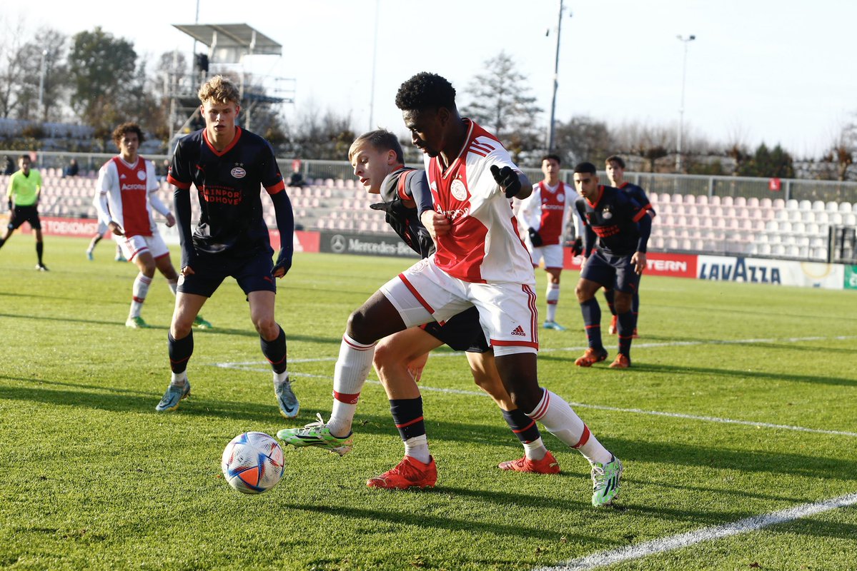 Ajax op Twitter: HT ➨ 0-1 #ajapsv #AjaxO18 https://t.co/MMLsFbqPcl