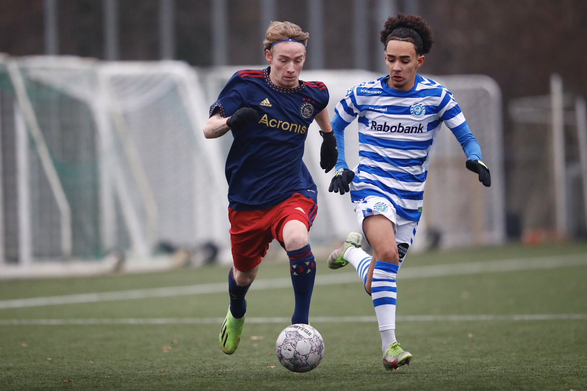 Ajax op Twitter: 45+1. Half-time in Doetinchem: 0-1. #graaja #AjaxO18 https://t.co/H5HpRR2sao