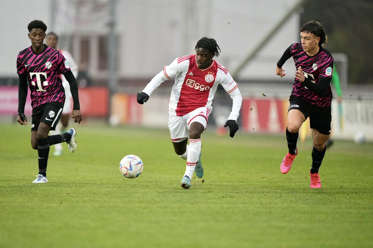Ajax op Twitter: ⏸️ Half-time: 1-1
Goal ↝ Kristian Hlynsson #jajjut https://t.co/r3zGpJaImi