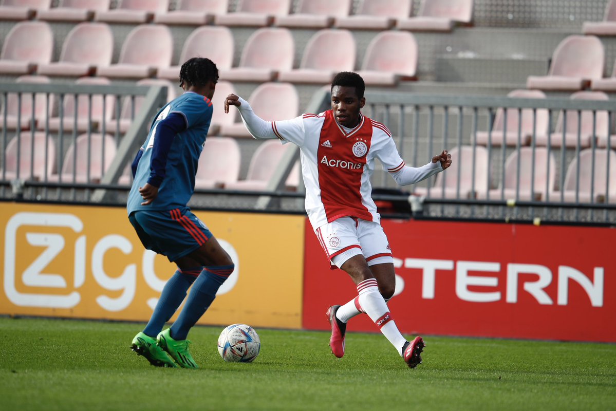 Ajax op Twitter: 45+2. Behind at the break: 0-1.

#ajafey #AjaxO18 https://t.co/RG49wm4Vmj