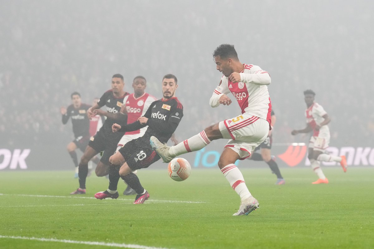 Ajax op Twitter: First chance, no goal.

#UEL #ajafcu https://t.co/rL00EjTWTm
