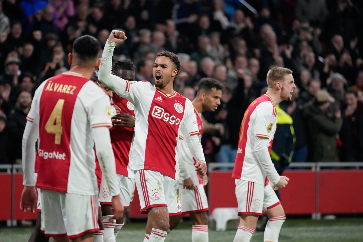Ajax op Twitter: RT @Johnheitinga: Great second half from the team! We kept fighting and got the three points. I want to thank all the fans for t...