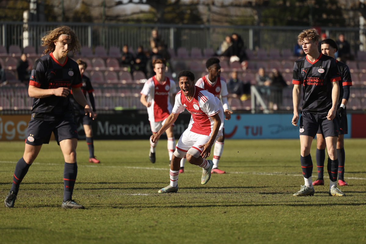 Ajax op Twitter: 69. GOAL 2-2! // Van Bohemen ⚽️

#ajapsv ✘ #ForTheFuture https://t.co/9NqLR0nEio