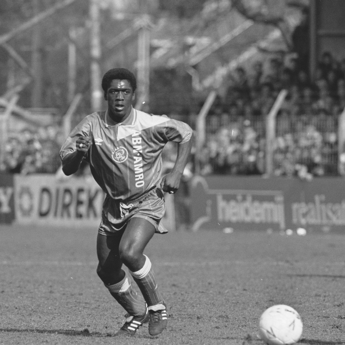 Ajax op Twitter: March 28, 1993.

A 16-year-old Clarence Seedorf scored his first goal for Ajax.

#OTD https://t.co/D5hOHZPcr4 https://t.co/ouBNG...